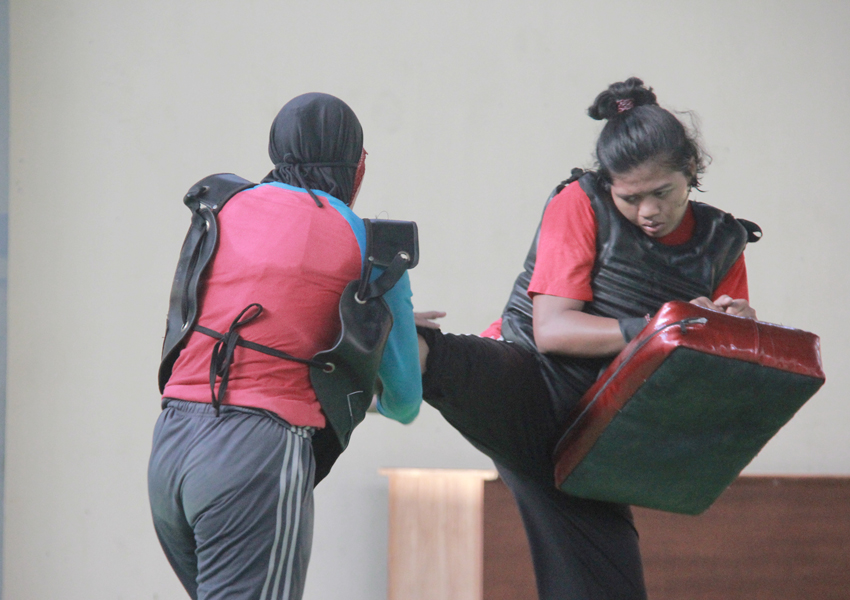 ATLET POTENSIAL: Pesilat putri NTB Ni Ketut Suartini mengasah kemampuannya saat latihan di Padepokan Pencak Silat GOR 17 Desember Mataram, pekan lalu.