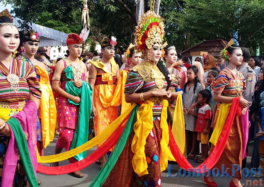 SOSOK PUTRI MANDALIKA: Karnaval bau nyale di Lombok Tengah, yang memperlihatkan sosok-sosok Putri Mandalika, Sabtu sore (23/2).