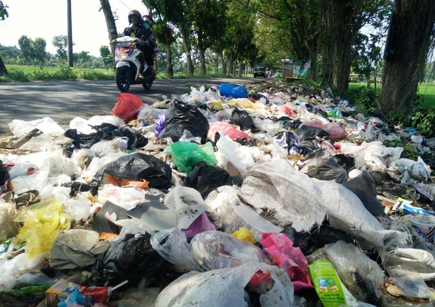 JOROK: Tumpukan sampah berserakan mengeluarkan bau busuk di pinggir jalur utama arah Desa Perampuan kawasan BTN Mavila Labuapi menuju Kota Mataram, kemarin (20/2).