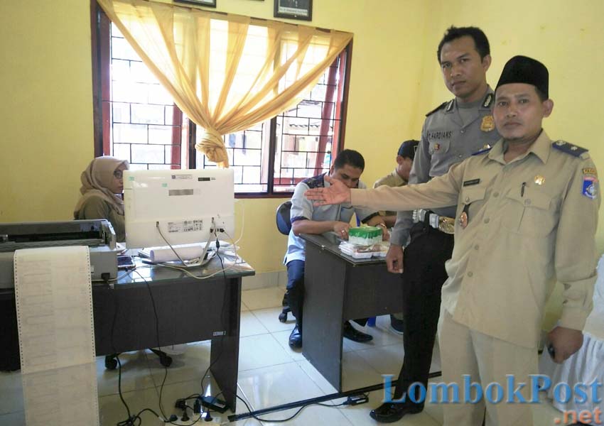 SIAP MELAYANI: Kepala Desa Duman Suhardi menunjukkan ruang pelayanan samsat yang ada di area Kantor Desa Duman kemarin (25/2).