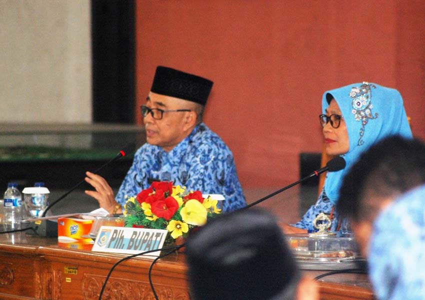 CARI SOLUSI: Sekda Lobar HM Taufiq (kiri) saat mendampingi Plh Bupati Hj Baiq Eva Nurcahyaningsih Parangan saat rapat di Aula Kantor Bupati Lobar, kemarin (18/2).