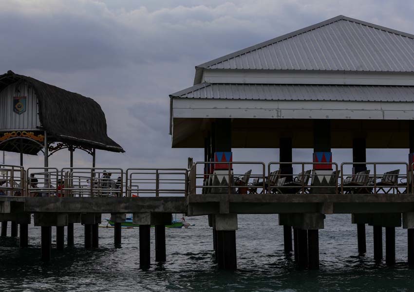 SEPI PENGUNJUNG: Saat jelang sunset di Pelabuhan Senggigi, beberapa waktu lalu.
