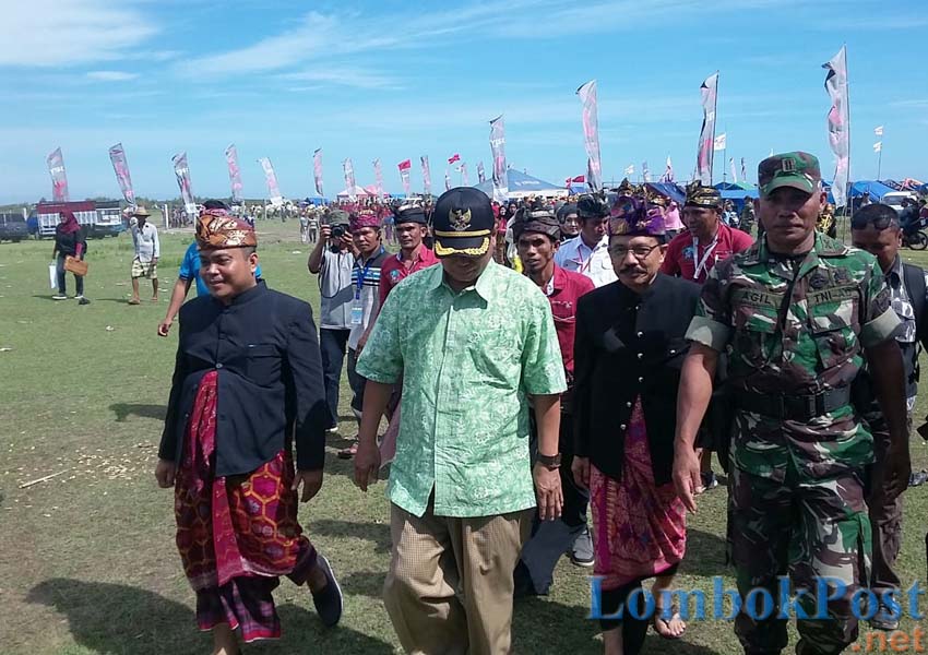 BUKA ACARA: Bupati Lotim HM Sukiman Azmy (dua dari kiri) saat menghadiri pembukaan FPBK 2018 di Lapangan Tampah Boleq, Desa Seriwe, Jerowaru, Sabtu