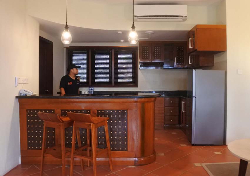 ANDALAN: Ini dia dapur Sundancer Lombok untuk kamar tipe two Bedroom Deluxe Suite. Selain nyaman, dapur dengan aksen warna cokelat kayu ini dilengkapi dengan beragam fasilitas.