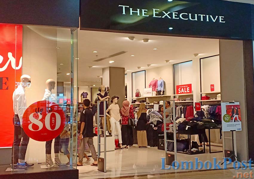 SUPER SALE: Tenant The Executive DI Lombok Epicentrum Mall yang menghadirkan promo besar-besaran bagi konsumen setianya, kemarin (21/2).