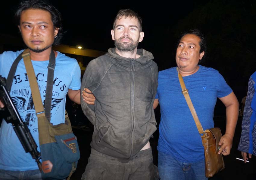AKHIRNYA DITANGKAP: Tersangka penyelundup narkoba Dorfin Felix berhasil ditangkap tim Reskrim Polres Lombok Utara di Pusuk Pass, perbatasan antara Lombok Barat dan Lombok Utara, Jumat malam (1/2).