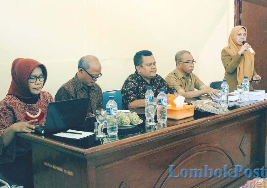 KOORDINASI: Tim penilai dari Pemprov NTB saat bertemu dengan Bappeda Kabupaten Bima kemarin