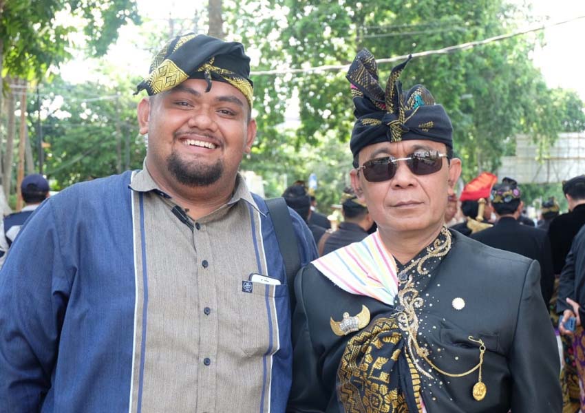 CERIA: Bani (kiri) saat berfoto dengan wali Kota Mataram H Ahyar Abduh (kanan), beberapa waktu lalu.