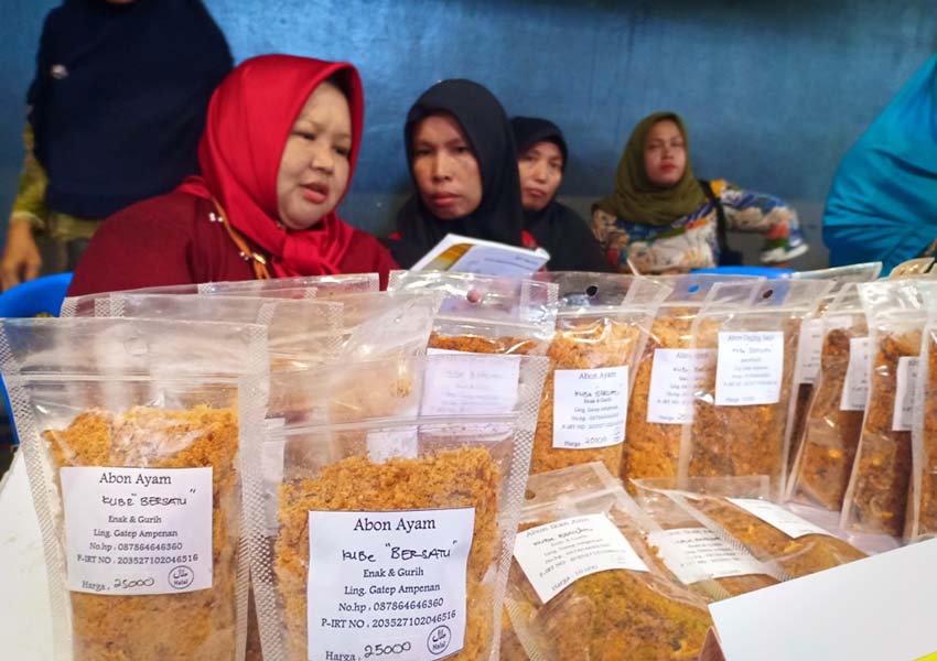 ENAK DAN GURIH: Abon Ayam salah satu produk KUBe Bersatu, Ampenan Tengah saat dijajakkan di kawasan GOR Turida, Selasa (19/2).
