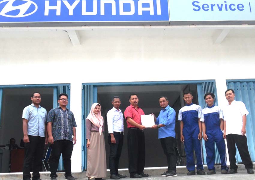 RESMI BEROPERASI: Direktur Persada Mandiri Utama  Putu Satria Wibawa (lima dari kiri) menerima surat resmi operasi bengkel Hyundai Cakra dari Service Marketing and Development Dept Head PT Hyundai Mobil Indonesia Eko Sudaryatman (enam dari kiri), Selasa (