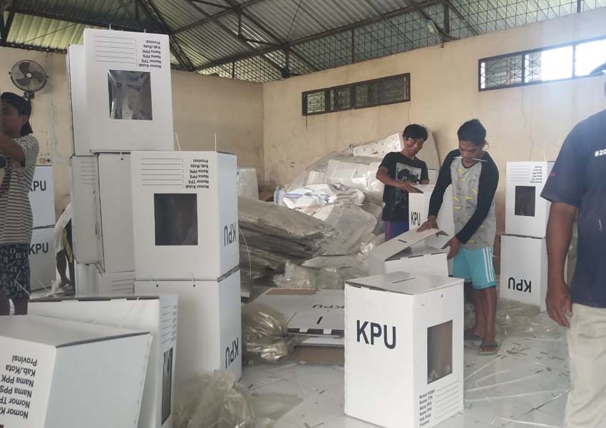 JELANG PEMILU: Sejumlah orang tengah memeriksa kondisi kotak suara dari kardus, di kantor KPU Kota Mataram, belum lama ini.