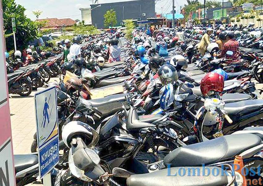 POTENSI PAD: Ratusan kendaraan terparkir di RSUD Kota Mataram, beberapa waktu lalu. Parkir ini dikelola oleh pihak ketiga.