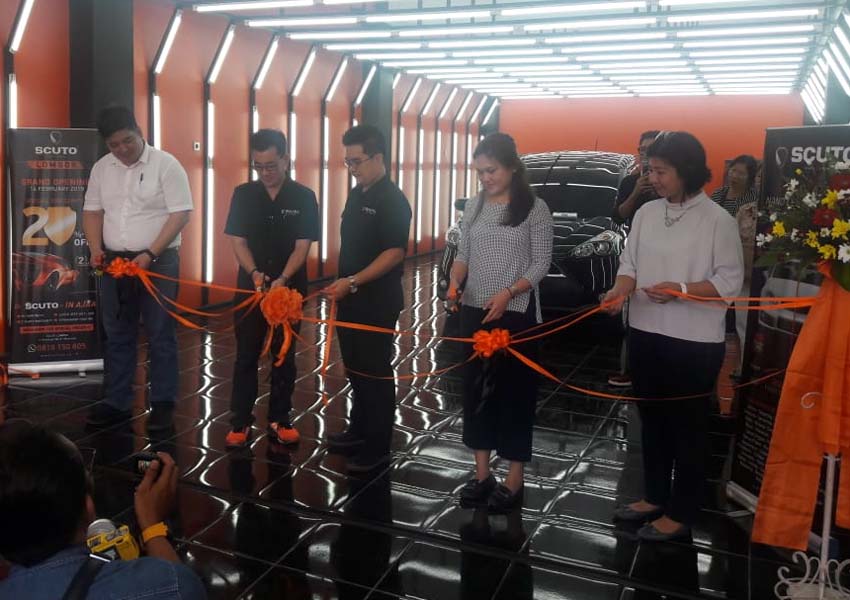 SEREMONY: PT Scuto Indonesia resmi membuka cabang di jalan Sriwijaya, Mataram. Ditandai dengan gunting pita oleh direksi, Kamis (14/2)