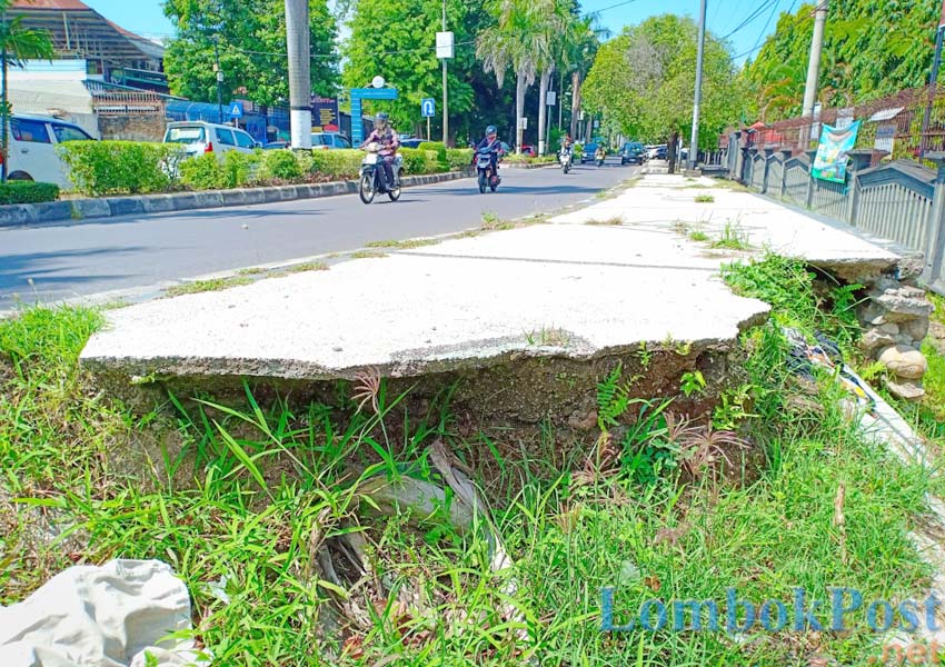 YAH RUSAK DEH: Salah satu ruas trotoar di jalan Bung Karno rusak, padahal kondisi trotoar sendiri masih terlihat bagus, Senin (25/2)