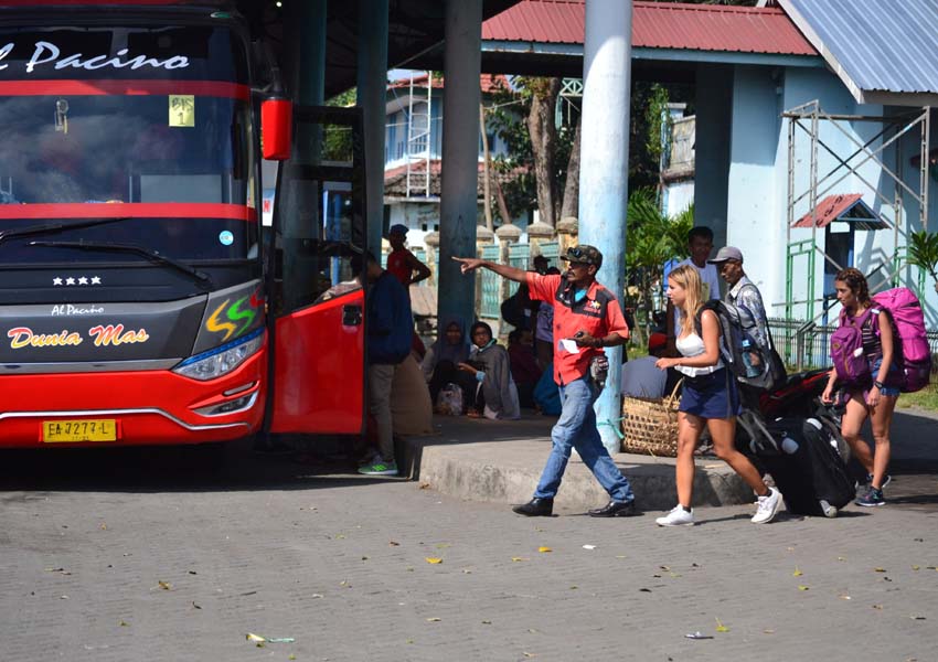 LIBURAN DULU: Beberapa wisatawan mancanegara sedang mencari angkutan umum di Terminal Mandalika, beberapa waktu lalu.