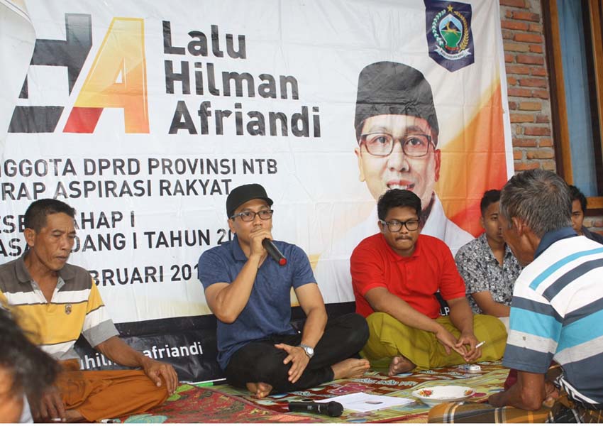 SERAP ASPIRASI : Anggota DPRD NTB Lalu Hilman Afriandi (pegang mic) berdialog dengan warga saat reses di Dusun Tanggung, Desa Darek, Lombok Tengah, Senin (18/2) kemarin.