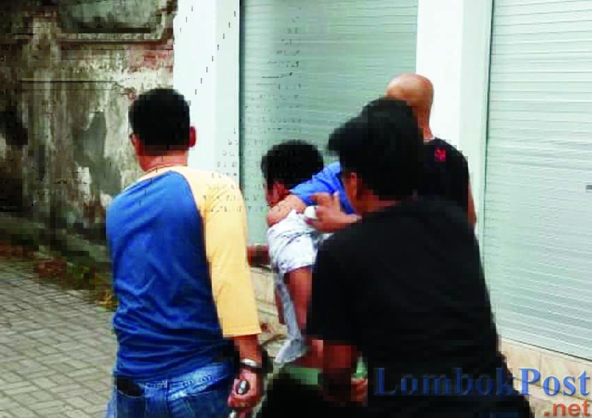 KENA TANGKAP: Tim Resmob 701 Satreskrim Polres Mataram menangkap salah satu terduga pelaku pencurian motor di wilayah Gomong, Kamis