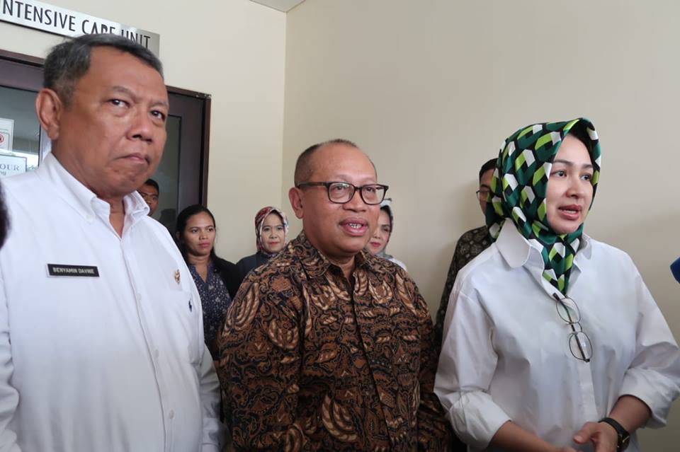 Direktur Utama BPJS Ketenagakerjaan Agus Susanto (tengah) usai menjenguk peserta BPJS Ketenagakerjaan yang mengalami kecelakaan kerja.