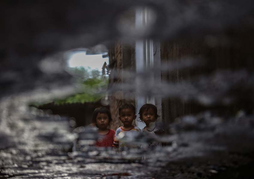 GENANGAN PENYEBAB DBD: Tiga anak bermain di genangan air yang ada di Lingkungan Karang Tapen, Kota Mataram, beberapa waktu lalu. Genangan air merupakan salah satu penyebab munculnya nyamuk aedes aegypti.