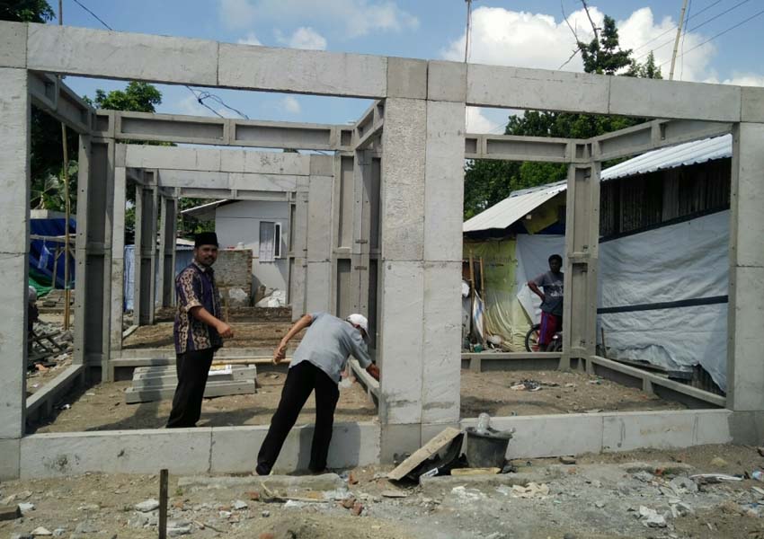 MULAI DIBANGUN: Kepala Desa Selat Sabudi menunjukkan salah satu bangunan RISHA yang sudah mulai dibangun Jumat