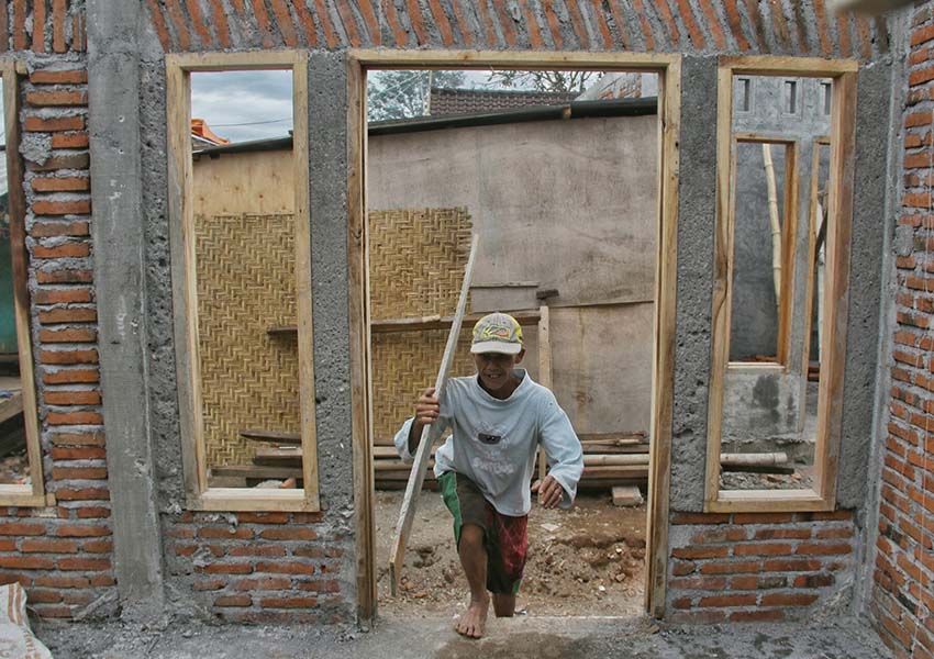 BANGUN RUMAH: Seorang warga membawa bahan bangunan yang akan digunakan membangun Riko miliknya di Lingkungan Tegal, Kota Mataram, kemarin (18/2).