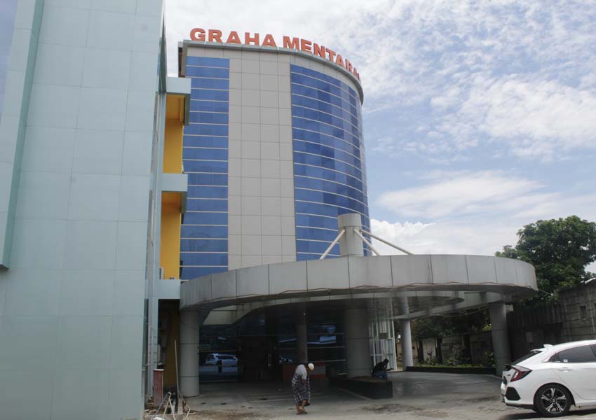 SEGERA DIRENOVASI: Gedung Graha Mentaram sampai saat ini belum difungsikan oleh RSUD Kota Mataram karena masuk rusak akibat gempa bumi. Tampak beberapa kerabat pasien melintas di gedung itu, kemarin (1/2).