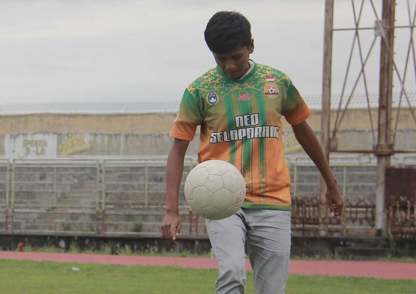 TULANG PUNGGUNG TIMNAS: Pesepak bola wanita NTB Bq Aminatuh Shalihah menjugling bola di sela ngobrol dengan Manajer Neo Angel Jaelan, di GOR 17 Desember Mataram, Rabu (13/2).