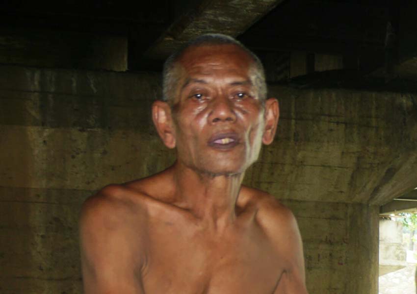 BERSANTAI: Rifai beristirahat di atas kursi kayu miliknya di bawah Jembatan Sungai Jangkuk, Ampenan, kemarin (1/2).