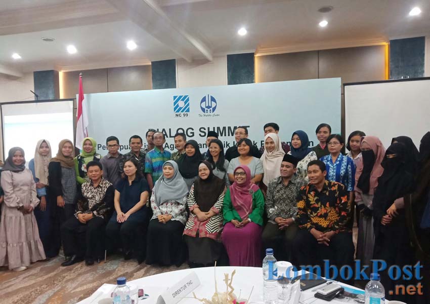 LINTAS GENERASI : Wagub NTB Hj Sitti Rohmi Djalilah (duduk tiga dari kiri), Ketua Komisi V DPRD NTB Hj Wartiah (duduk empat dari kiri), tamu undangan, dan peserta undangan Dialog Summit Perempuan Lintas Agama dan Etnik untuk Perdamaian yang digelar The Ha