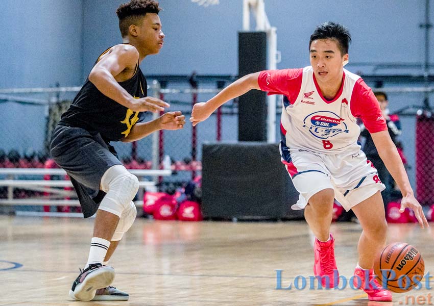 KECOH: Darryl Sebastian, tim putra Honda DBL Indonesia  All-Star 2018 dari Bukit Sion Jakarta mencoba mengecoh lawan dengan melakukan step back shoot saat melawan team DTermined, kemarin (25/2).