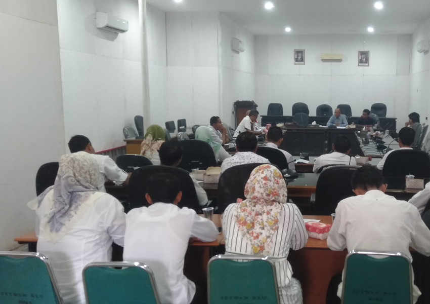 EVALUASI: Komisi I DPRD Kabupaten Lombok Utara melakukan evaluasi terhadap Sekretariat DPRD di aula kantor sementara DPRD KLU, kemarin (13/2).