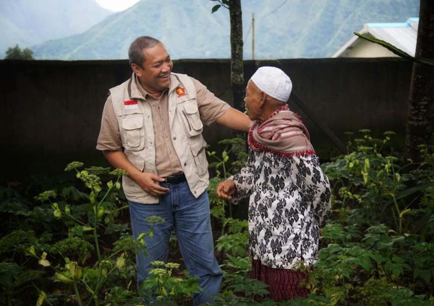 H Bambang Kristiono (kiri) bercengkrama dengan seorang petani di Sembalun, beberapa waktu lalu.