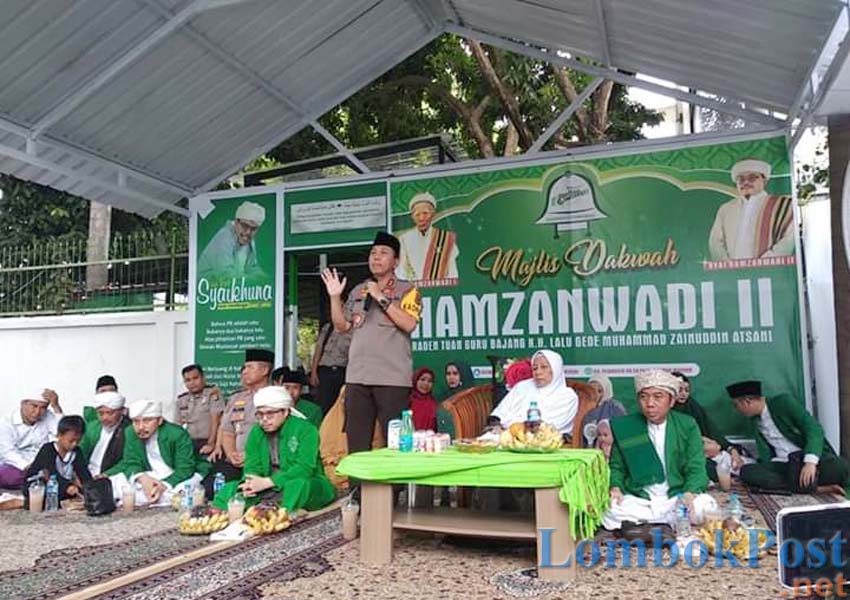 ATAS PANGGUNG: Suasana perayaan hari ulang tahun ke-19 Barisan Hizbullah, di Mataram, kemarin.