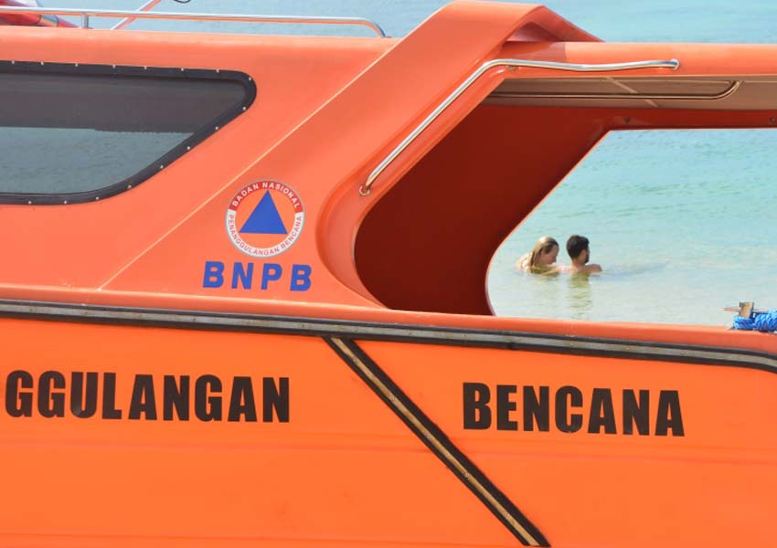 SANTAI: Dua orang wisatawan menikmati indahnya Pantai Kuta di KEK Mandalika, Jumat (18/1). Kapal patroli milik BNPB disiagakan di kawasan pantai untuk menjaga keamanan wisatawan pascagempa Lombok- Sumbawa yeng terjadi Agustus lalu.