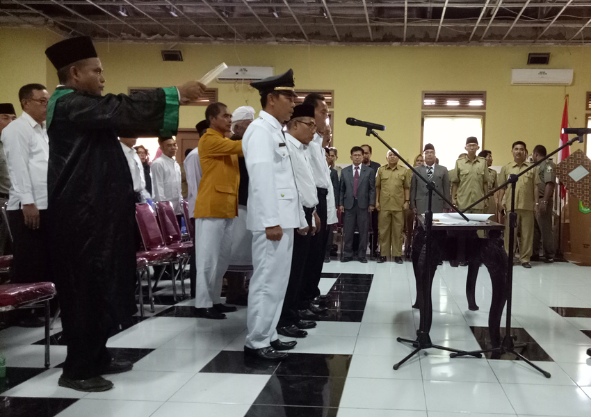 MUTASI: Bupati KLU H Najmul Akhyar saat mengambil sumpah para pejabat saat mutasi Senin lalu (4/2). Rencananya pascamutasi tersebut, akan digelar kembali mutasi susulan dalam waktu dekat ini.