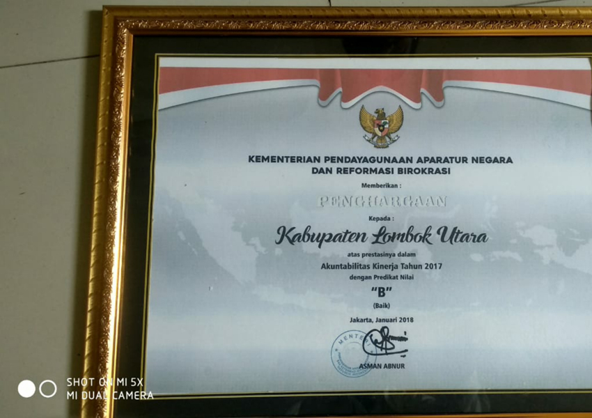 NILAI B: Inilah piagam penghargaan Sistem Akuntabilitas Kinerja Instansi Pemerintahan (SAKIP) yang diterima Pemkab Lombok Utara tahun lalu.