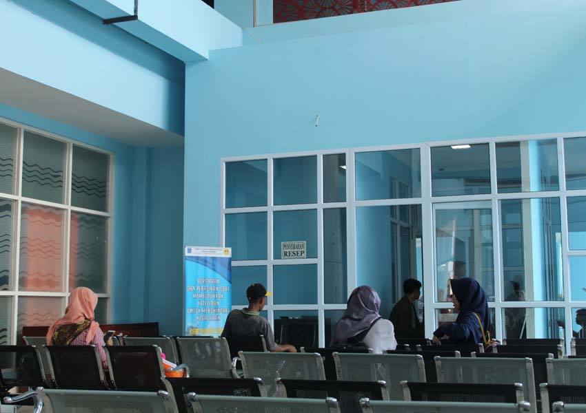 SETIA MENUNGGU: Beberapa pasien sedang menunggu di loket penyerahan resep di RSUD Kota Mataram, belum lama ini.