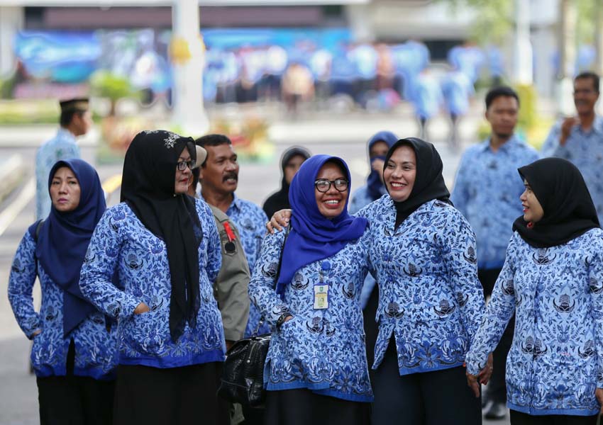 LANGSUNG KERJA YA!: Sejumlah pegawai Pemprov NTB bubar dari barisan usai mengikuti apel NTB Gemilang di Lapangan Bumi Gora, beberapa waktu lalu.