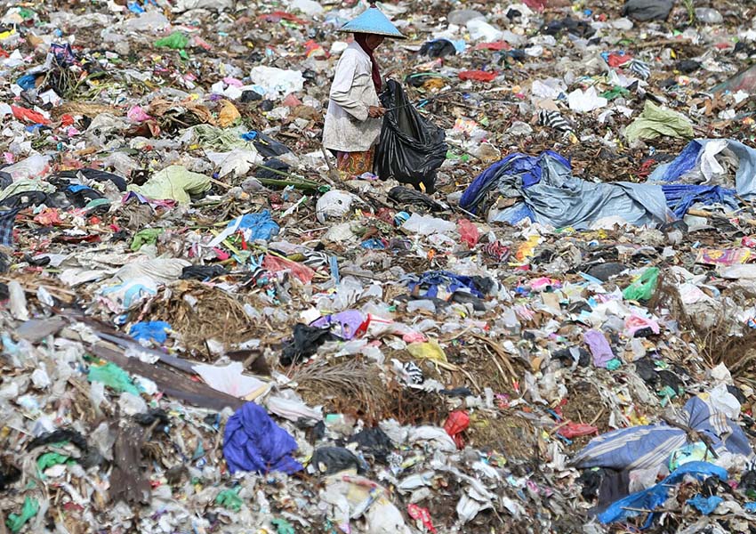 SAMPAH: Seorang pemulung mengais sampah di TPA Kebon Kongok, Lombok Barat, beberapa waktu lalu. Pengelolaan sampah se- NTB tahun ini sudah ditangani langsung Pemprov NTB.