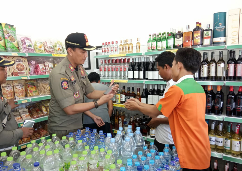 TINJAU: Sekretaris Satpol PP KLU Totok bersama jajaran tengah turun memeriksa ritel modern Little Choco di Gili Air, belum lama ini.