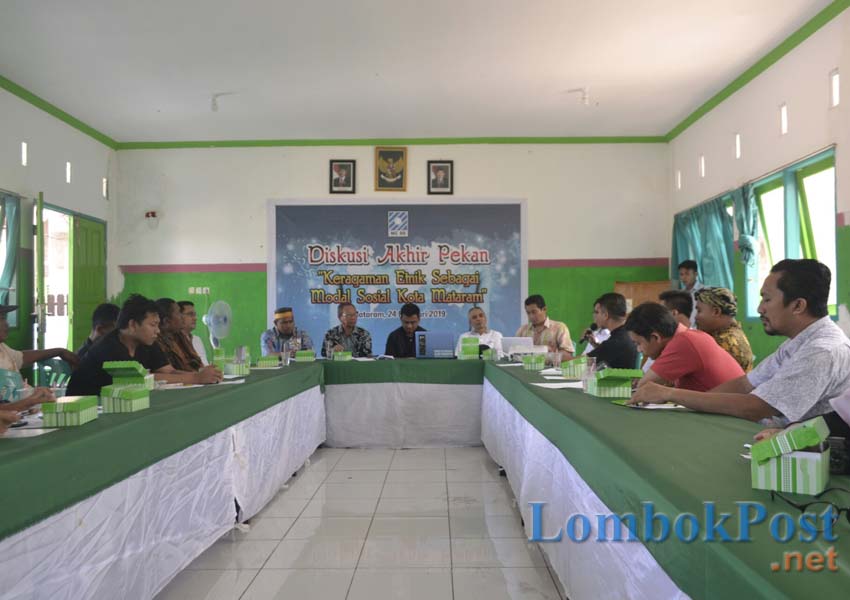SAMPAIKAN PENDAPAT : Suasana diskusi akhir pekan yang mempertemukan beberapa tokoh adat di NTB, Minggu (24/2).