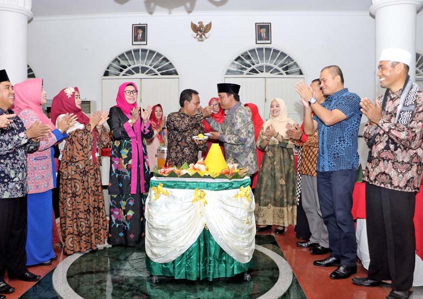 KOMPAK: Bupati KSB Dr HW Musyafirin dan Wakil Bupati KSB Fud Syaifuddin saat pemotongan tumpeng pada malam refleksi tiga tahun kepimpinan keduanya Minggu malam lalu (17/2).