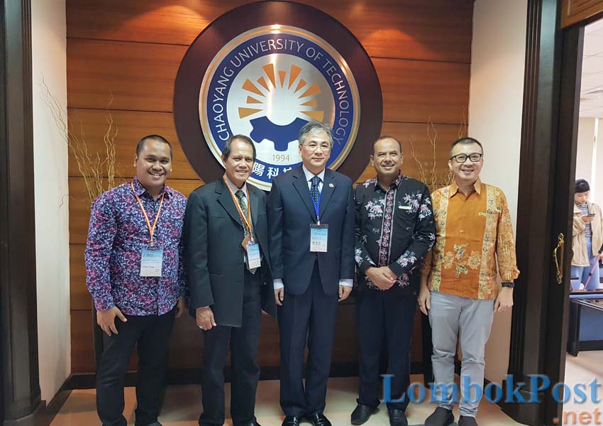 GO INTERNASIONAL: Dari kiri-kanan, Alfian Yusni, Direktur Lombok Post, Dr Hamsu Hanafi, Dr Tao-Ming Cheng, Dr Farid Said dan Andre Sugianto, foto bersama di CYUT Taiwan.