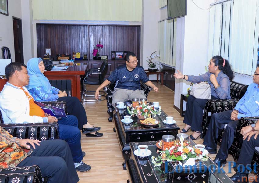 PERKUAT KOORDINASI: Gubernur NTB H Zulkifliemansyah (tengah) didamping  Wakil Gubernur NTB Hj Sitti Rohmi Djalilah (kiri) berdiskusi mengenai penguatan promosi pariwisata dengan ketua BPPD NTB Anita Ahmad (kanan) di ruang kerja Wakil Gubernur NTB, kemarin