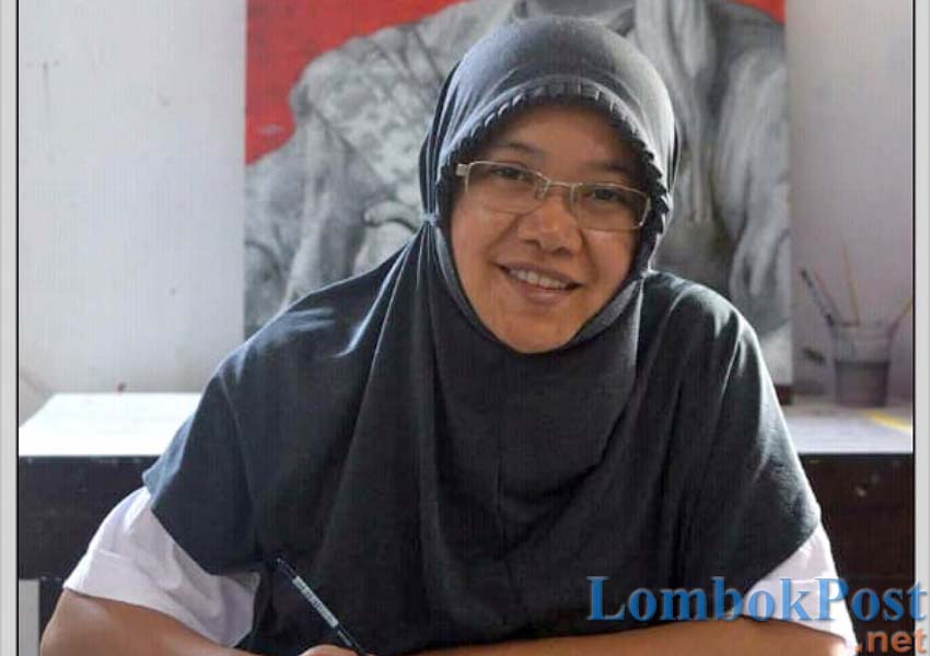 Rina Kurniyati menyelesaikan salah satu lukisan kaca di dapur rumahnya.