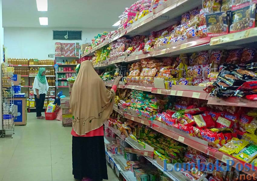 PILIH-PILIH: Salah seorang warga tengah mencari beberapa mie instan di salah satu toko yang ada di Kota Mataram.
