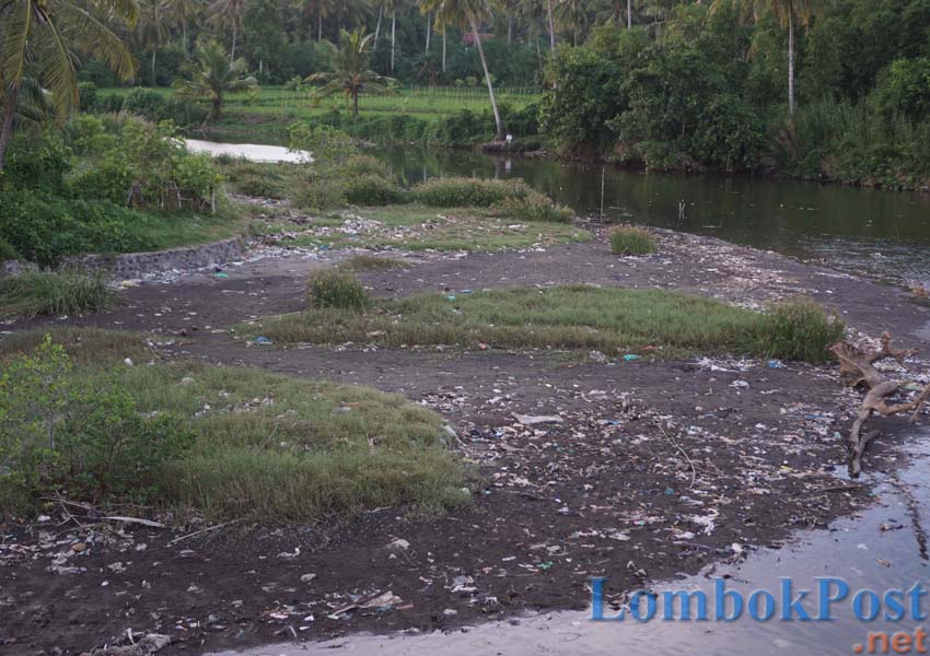 DIPENUHI SAMPAH: Tampak hulu sungai yang menjadi muara pertemuan antara air tawar dan laut terlihat dipenuhi sampah di Labuhan Haji, belum lama ini.