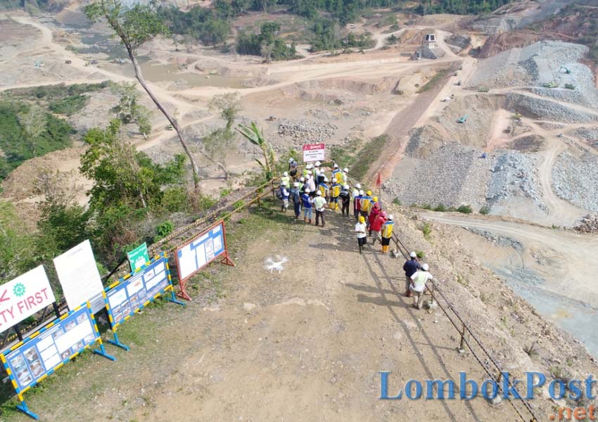 CEK PEMBANGUNAN : TP4D Kejaksaan Tinggi NTB saat melakukan pengecekan di Bendungan Bintang Bano, Sumbawa Barat, belum lama ini.
