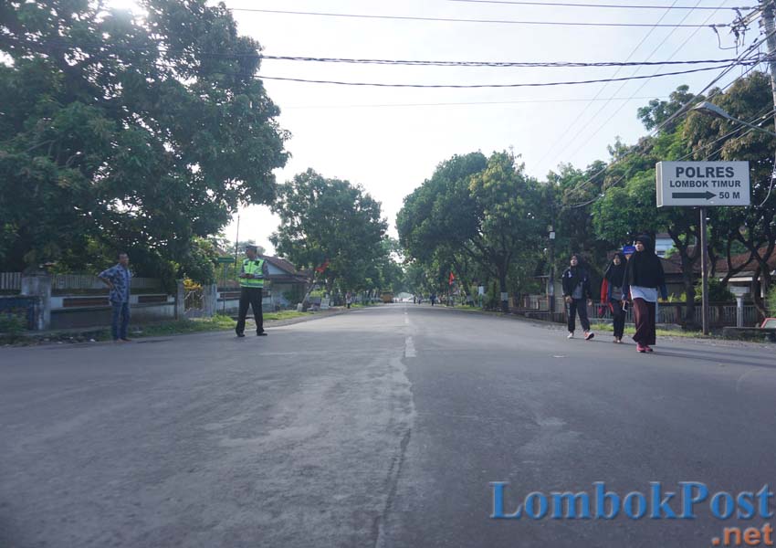 JALAN SEHAT: Warga Selong terlihat menikmati jalan raya tanpa kendaraan bermotor saat car free day di Selong, belum lama ini.