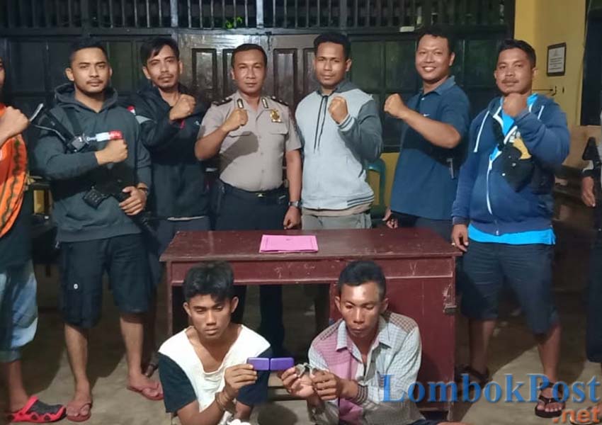 AKHIRNYA TERTANGKAP: Anggota Polsubsektor Soromandi menangkap Maskur dan Yono, terduga pelaku curas di Desa Lewintana, Kecamatan Soromandi, Kabupaten Bima, beberapa waktu lalu.